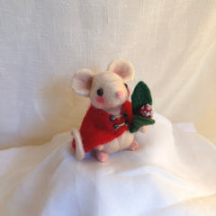 Little Christmas Mouse - The Gift Bearer