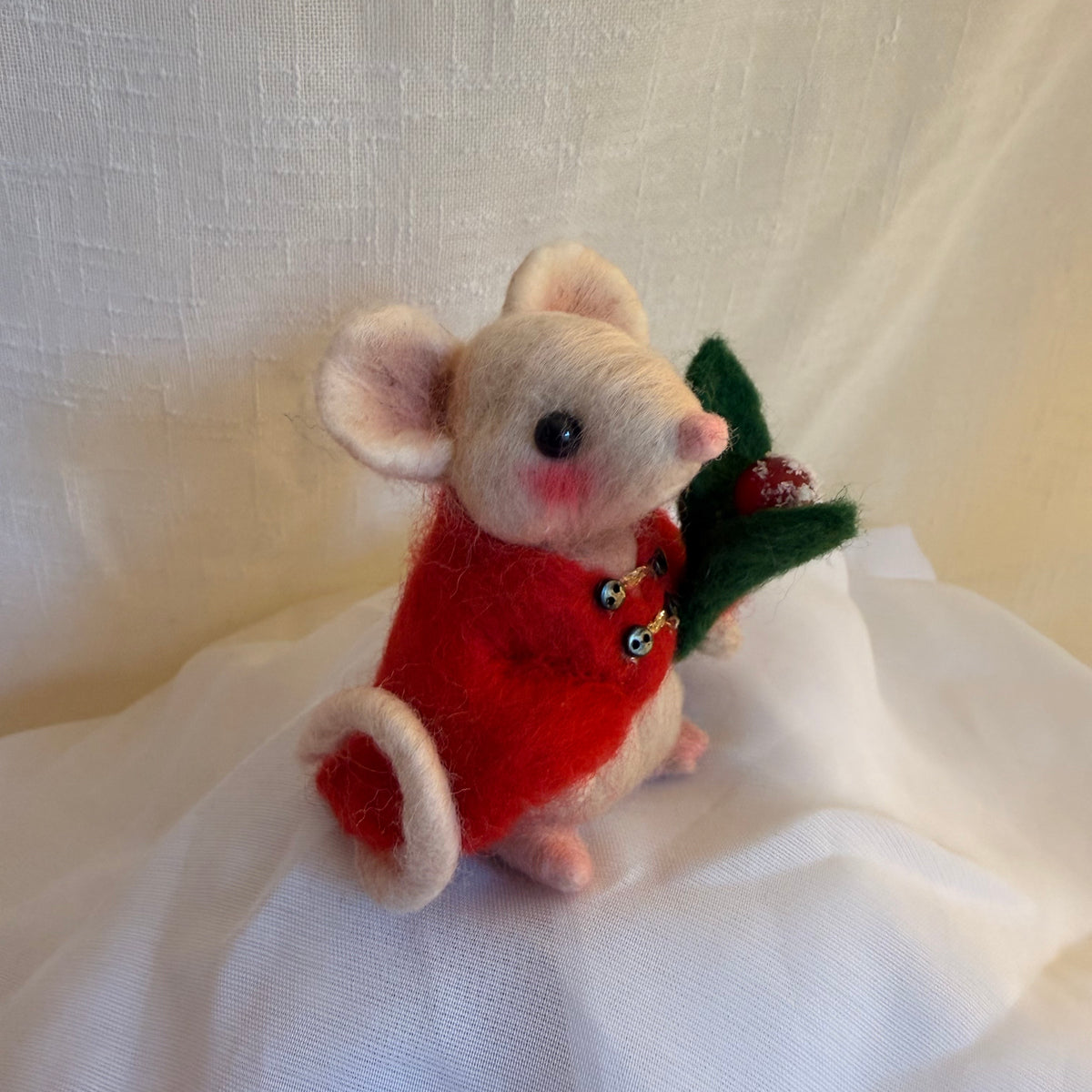 Little Christmas Mouse - The Gift Bearer